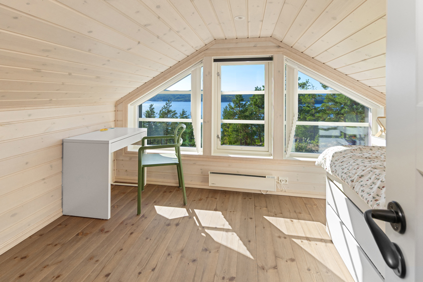 Megler opplyser om at rommene på hemsen ikke er godkjent for varig opphold.