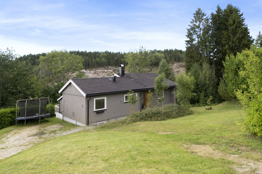 Eiendommen ligger i svakt skrånende terreng 