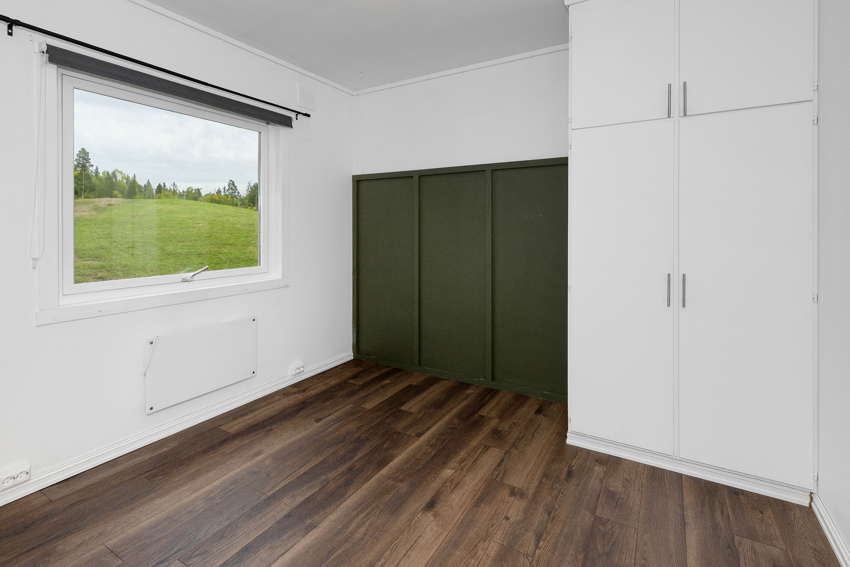 Soverom 1 med plassbygd garderobeskap