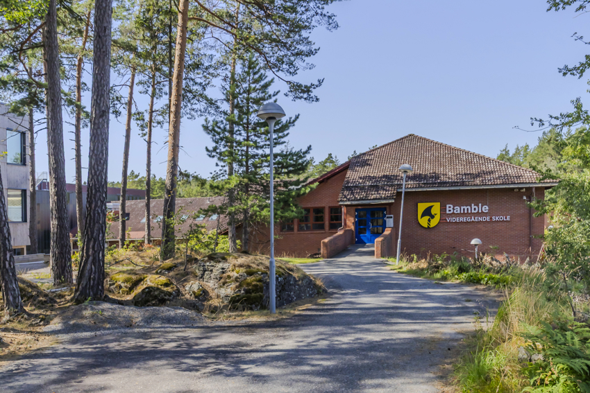 Bamble Videregående Skole. Det er ca 5 min med bil fra tomten som selges.