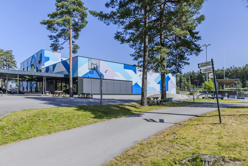 Grasmyr Ungdomsskole. Ligger ca 5. minutter med bil fra tomten som selges.