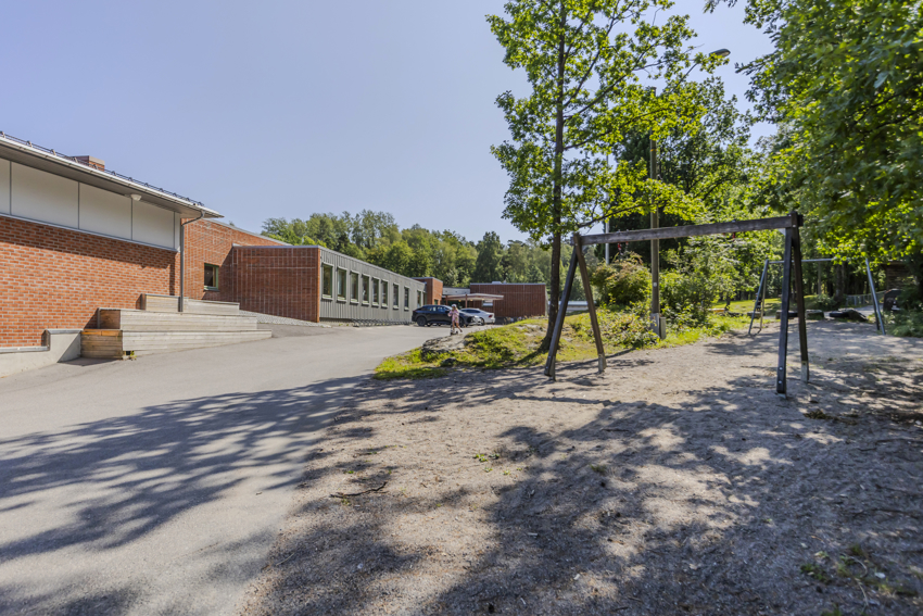 Stathelle barneskole. Ligger ca. 7 min med bil fra tomten som selges.