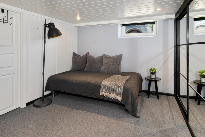 1 av 2 rom i kjelleren som idag benyttes som soverom. Disse er ikke godkjent for varig opphold. Romslig skyvedørsgarderobe 