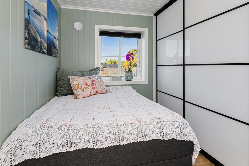 2 av soverommene har skyvedørsgarderobe