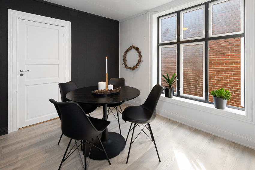 Fra stuen er det adkomst til praktisk garderobe/bod