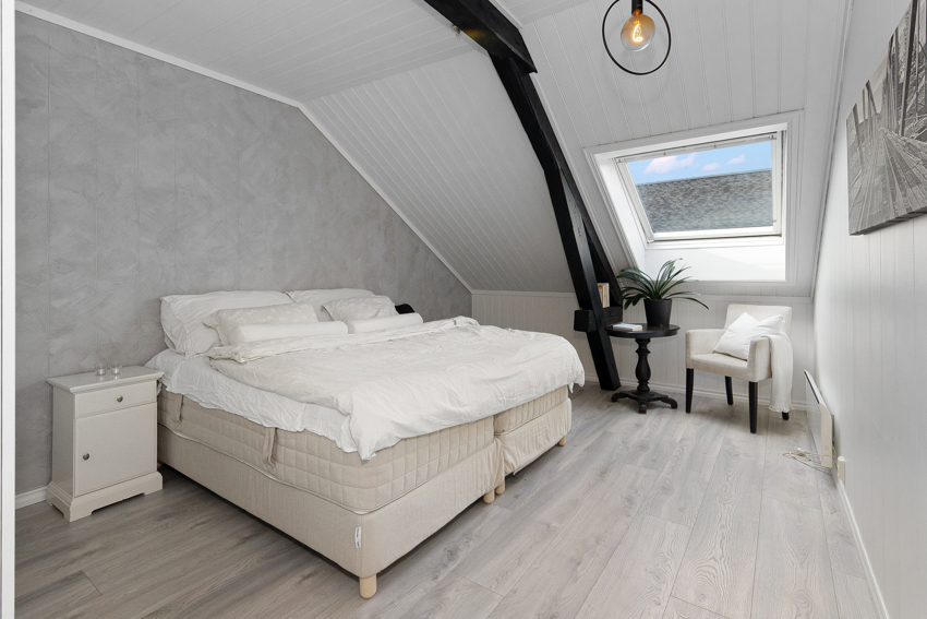 Lyst og romslig soverom med god plass for dobbeltseng