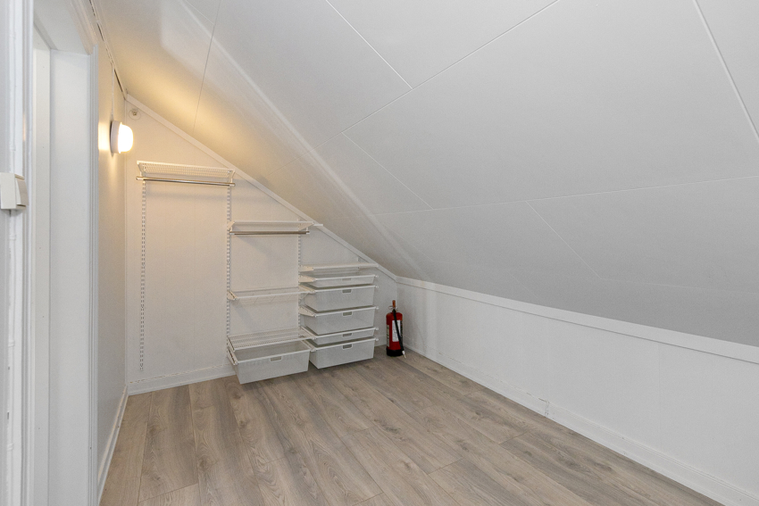 Garderobe/bod med praktisk innredning