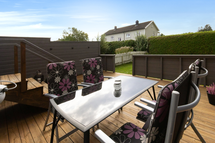 Fra terrassen er det nedgang til egen hagedel