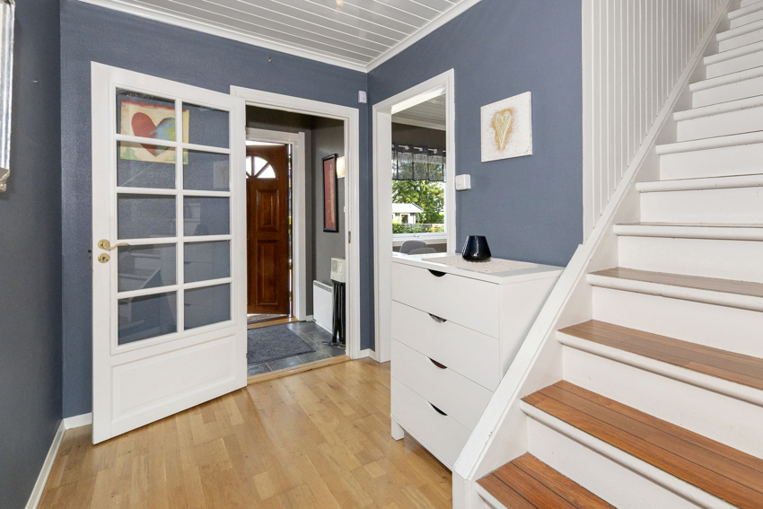 En romslig entre - Glassdør mellom vindfang og entre