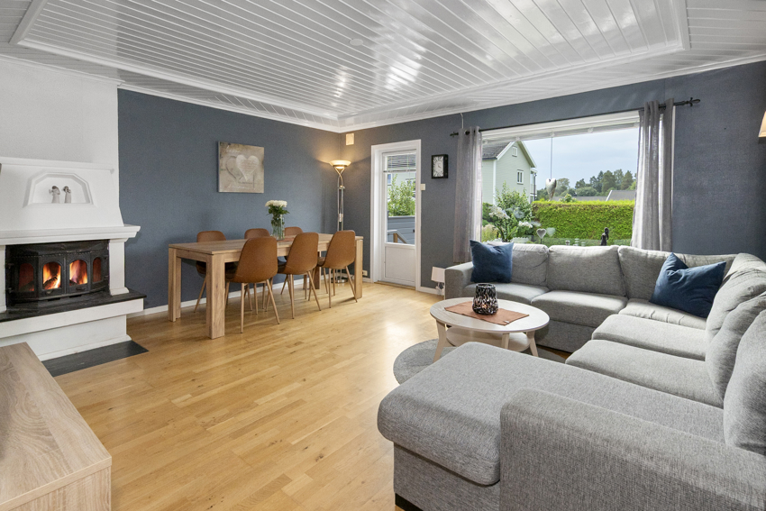 Trivelig stue med plass for både salong og spisebord