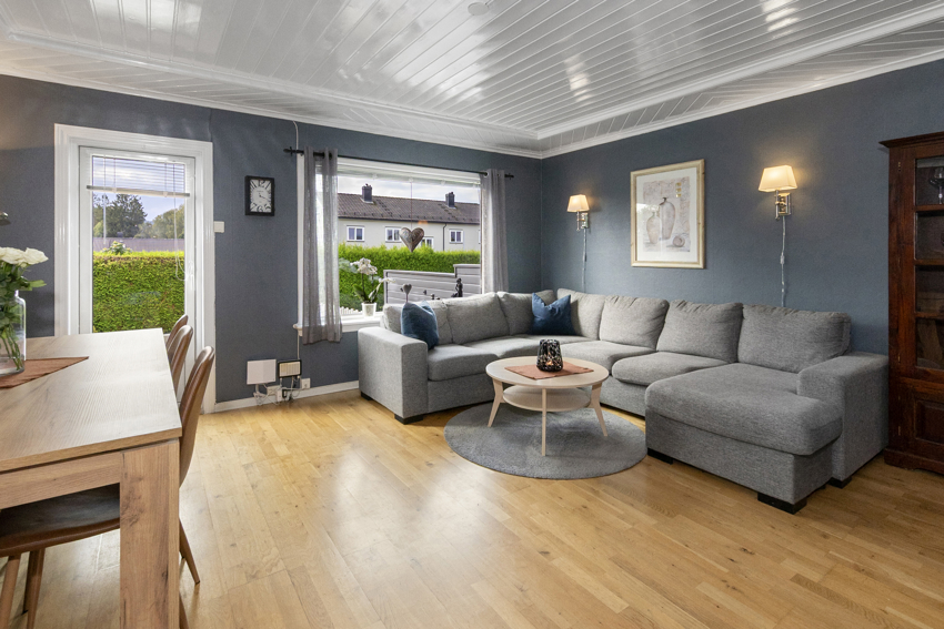 Store vindusflater gir godt lys inn i rommet