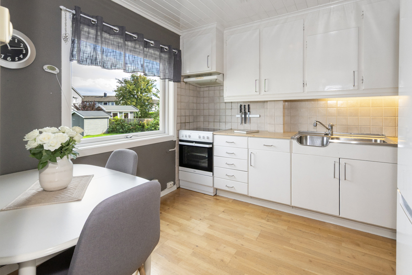 Eldre malt kjøkkeninnredning