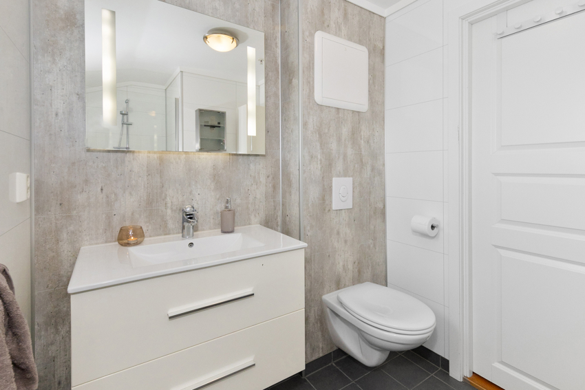 Moderne bad som er renovert i regi av borettslaget i 2018. Flislagt gulv med varmekabler