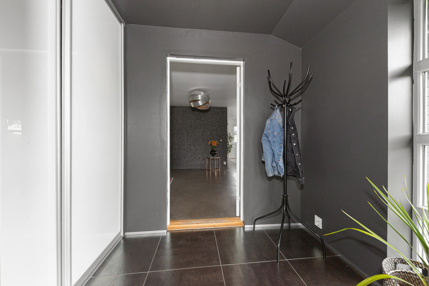 Vindfang m/skyvedørsgarderobe og god plass til sko og yttertøy.