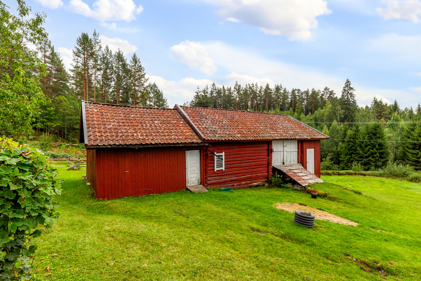 Eldre låve med kjørebru og godt med lagring
