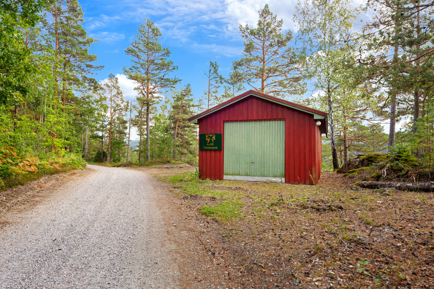 Garasje med innredet rom/varmestue i bakkant