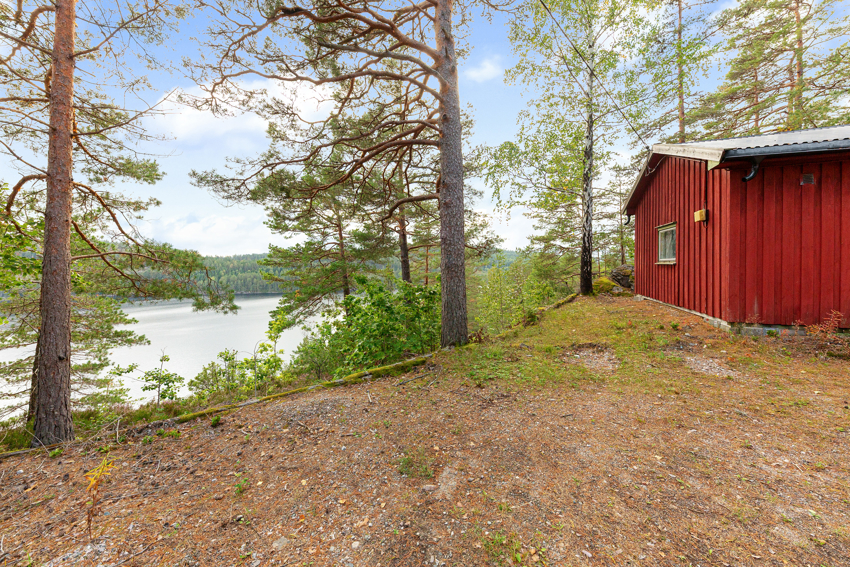 Utsikt til Flåte fra vedplassen ved garasjen