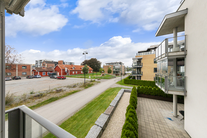 Noe utsikt fra balkongen mot Hjellevannet