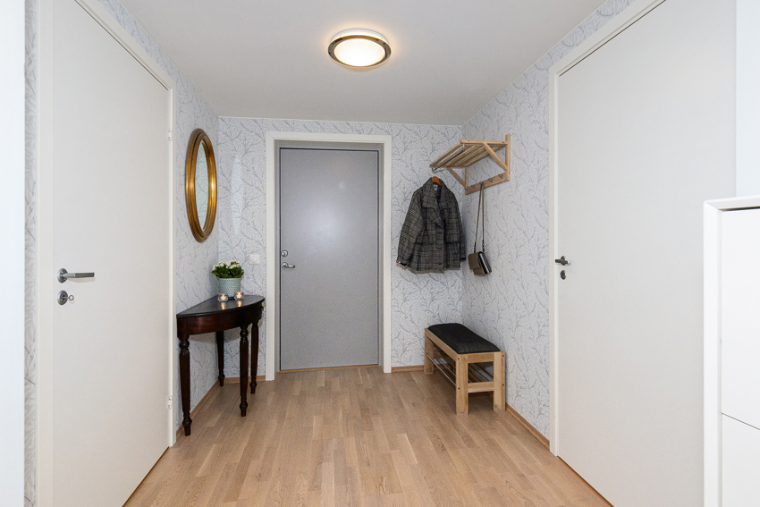 En lys og romslig entre ønsker deg velkommen inn !