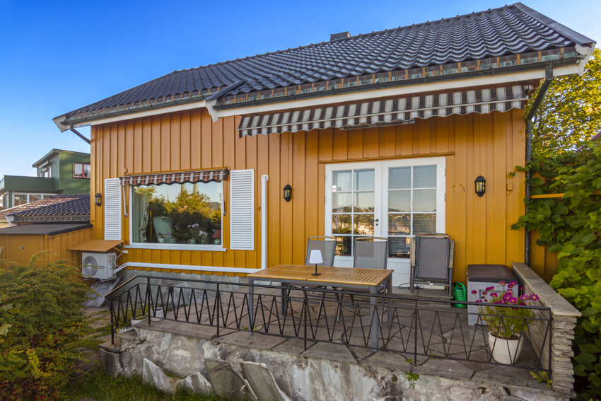 Solid vestvendt og solrik veranda, med god plass til hagemøbler og grillen. En av Skiens beste verandaer når vi snakker utsikt over byen. El-markise for de varmeste dagene.