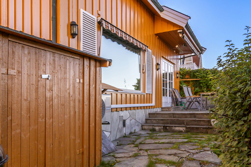 Praktisk redskapsbod med plass til gressklipper og andre nødvendigheter. 