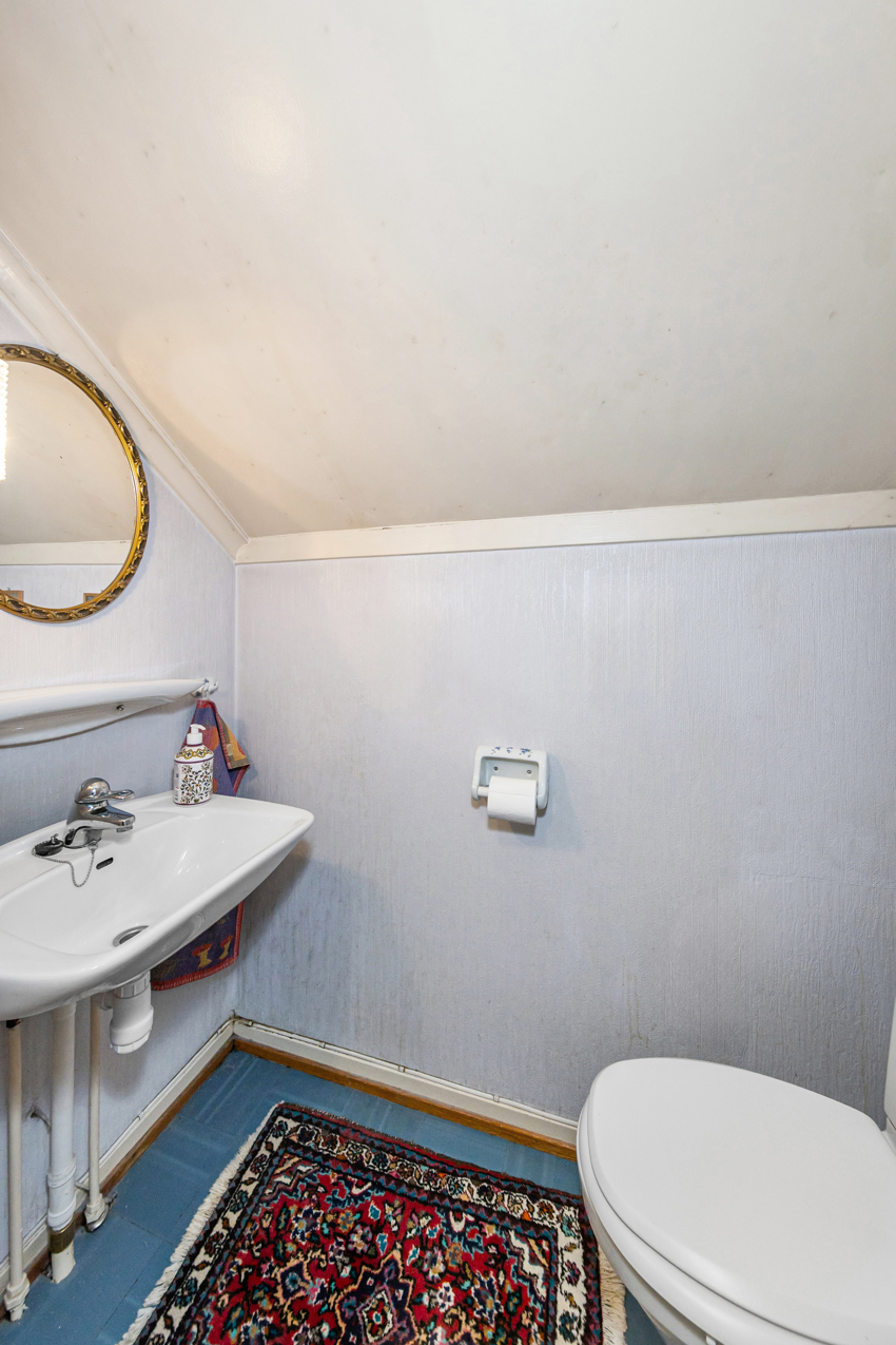 Det er separat toalett i gangen på toppen av trappa, vegg i vegg med badet. 