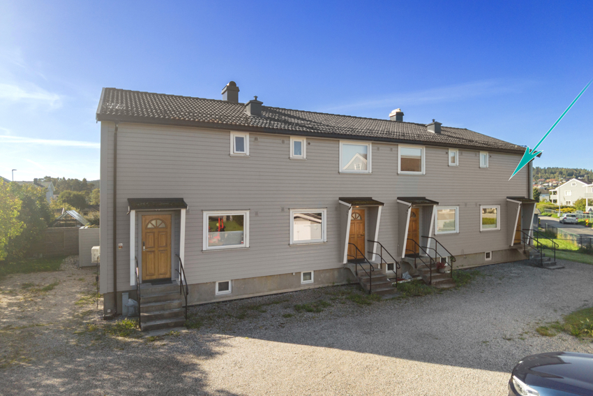 Andelen ligger innerst i rekken og er kanskje litt mer skjermet for støy og innsyn. Felles parkeringsområde.