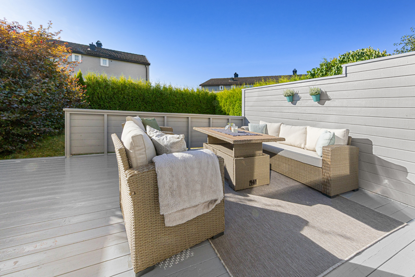 Solrik terrasse med plass til utemøblement og grillområde.