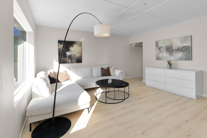 God plass til en vinkelsofa eller sofagruppe.