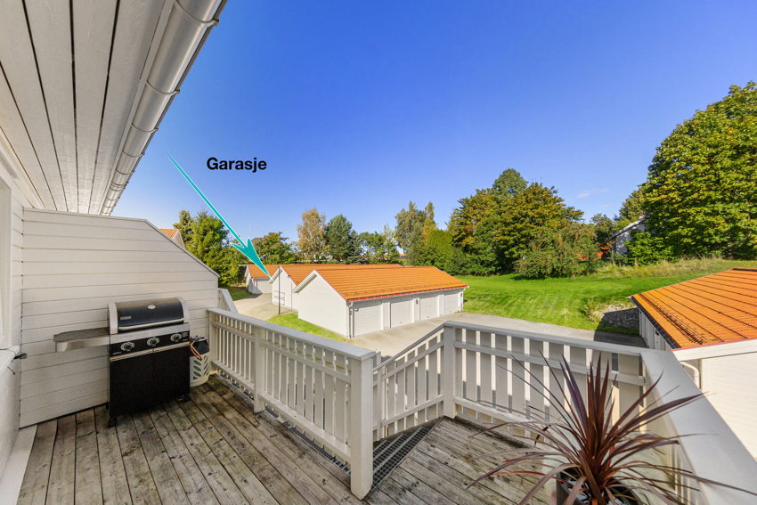 Innbydende liten uteplass ved inngangsdør med plass til mindre møblement, grill, planter, barnevogn eller hva man har behov for. Her kan kveldssolen nytes.