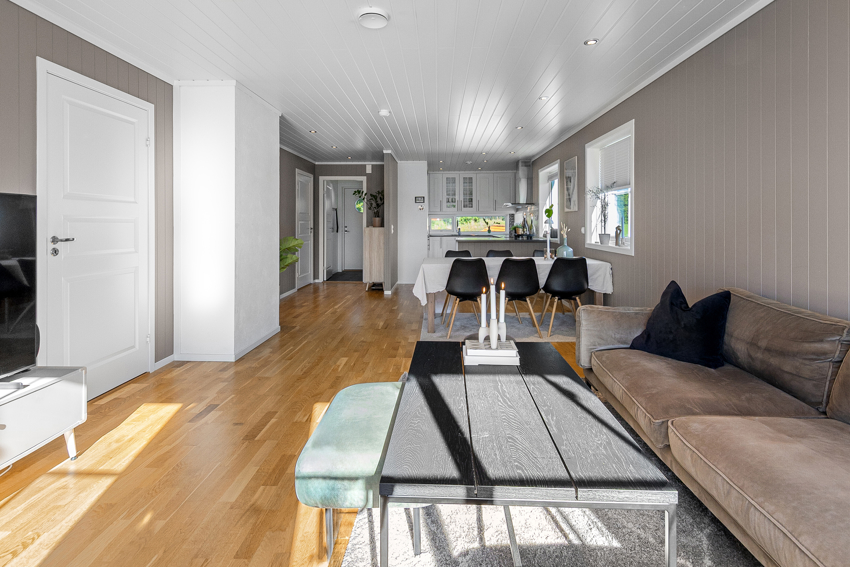 Det er god plass til både sofa og spisestue - gode møbleringsmuligheter.