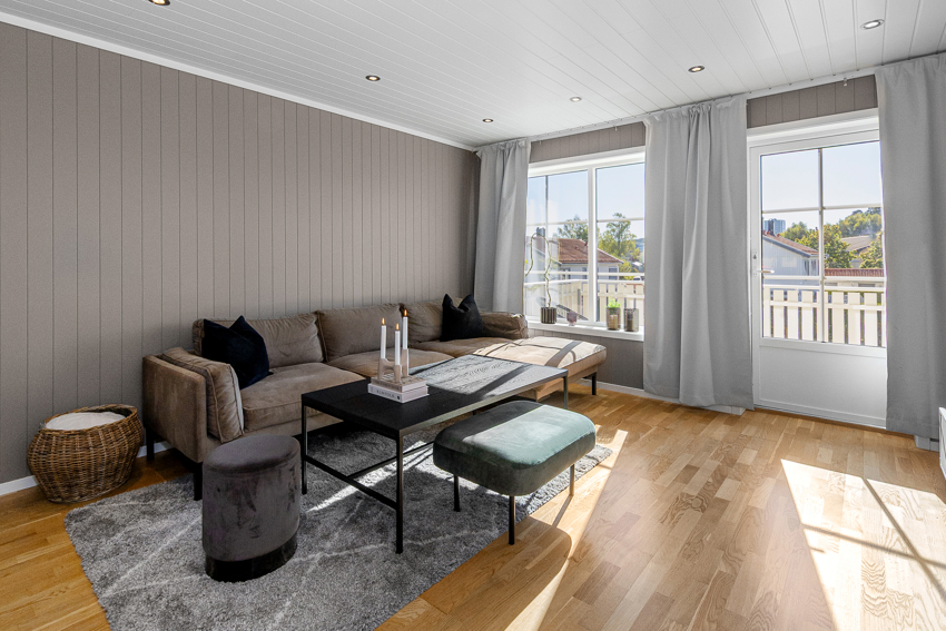 Stue med glassdør ut til den deilige verandaen.