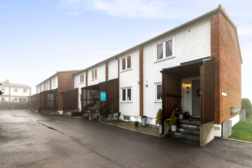 Nyoppførte overbygde inngangspartier. 