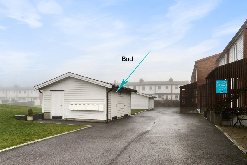 Utvendig praktisk bod, tilhørende rekkehuset. Godt med parkeringsplasser i umiddelbar nærhet.