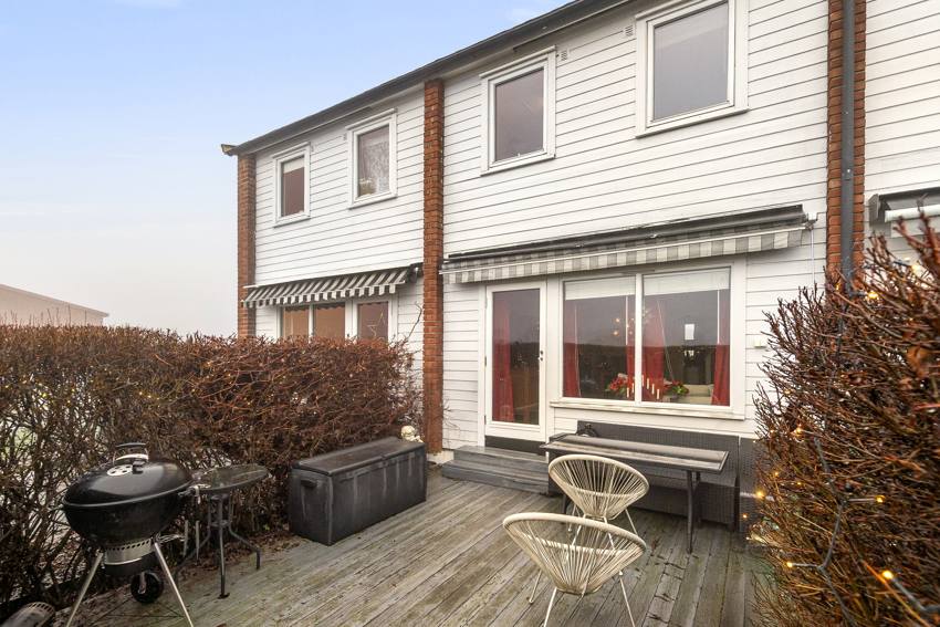 Hyggelig og usjenert uteplass og hage.