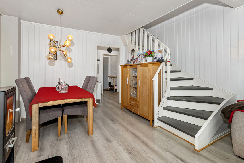 Stue og trapp opp til soverommene og bad i 2 etasje.