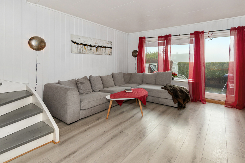 Flere møbleringsalternativer og godt med natulig lys inn fra vinduene og verandadøren.