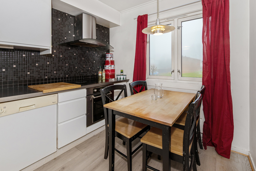 Det er plass til kjøkkenbord ved vindusplassen på kjøkkenet.