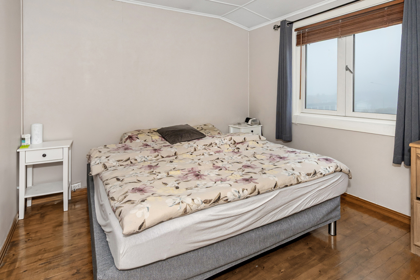 Hovedsoverom i 2. etasjen. Det er totalt 3 soverom i boligen.