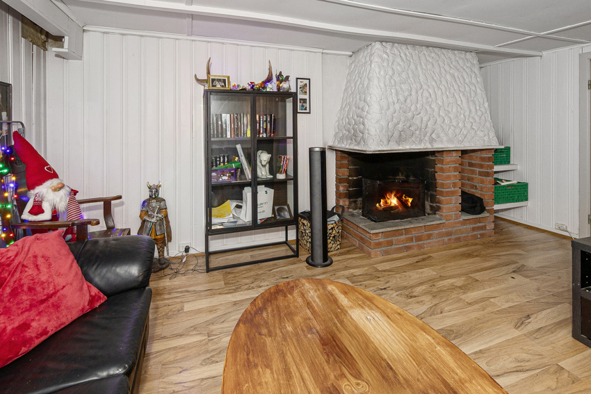 Kjellerstue med peis - megler gjør oppmerksom på at det mangler ildfast plate på gulvet foran ildstedet. Megler gjør oppmerksom på at rommet ikke er godkjent for varig opphold.