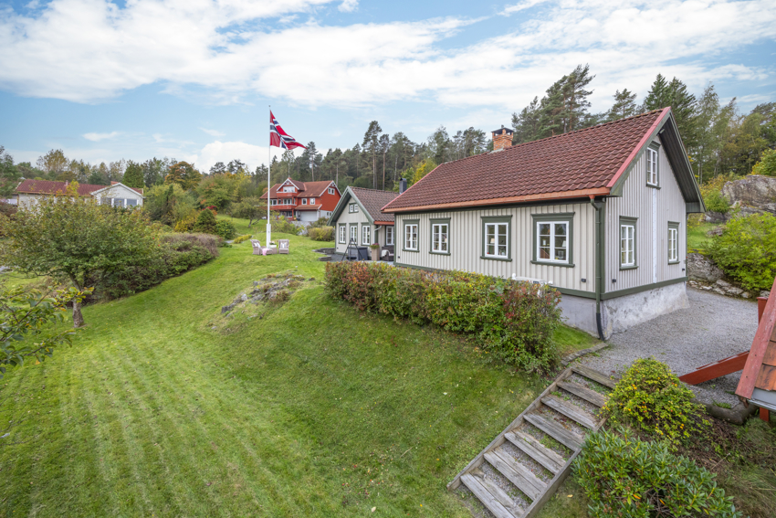 Tomten er flott opparbeidet med plen og naturtomt