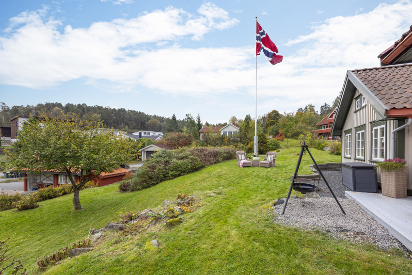 Pent opparbeidet tomt - her fra hagen og den ene uteplassen