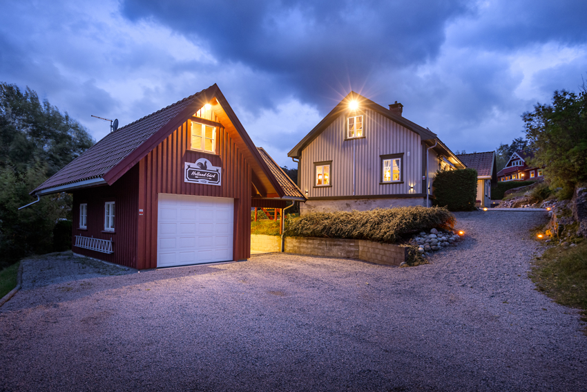 Kveldsstemning ved garasjen og gårdsplassen