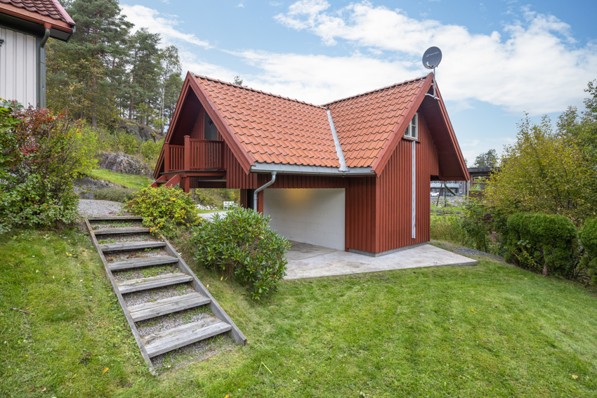 Garasje og carport med innredet rom i 2. etasje