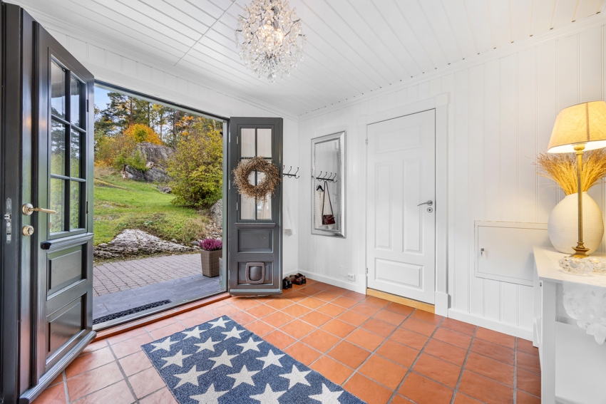 En romslig entre ønsker deg velkommen inn !