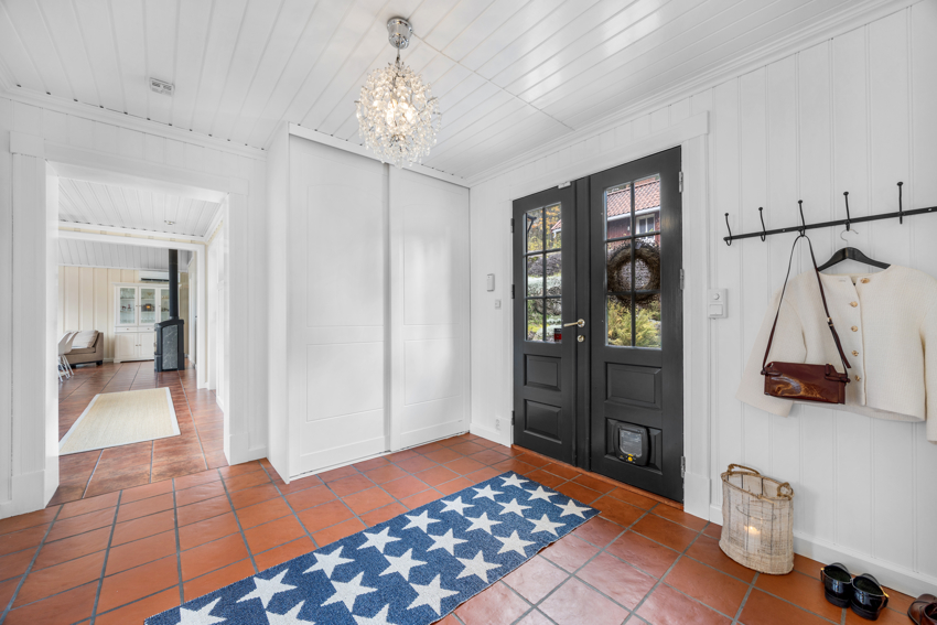 Her er det flislagt gulv med varmekabler. Romslig skyvedørsgarderobe