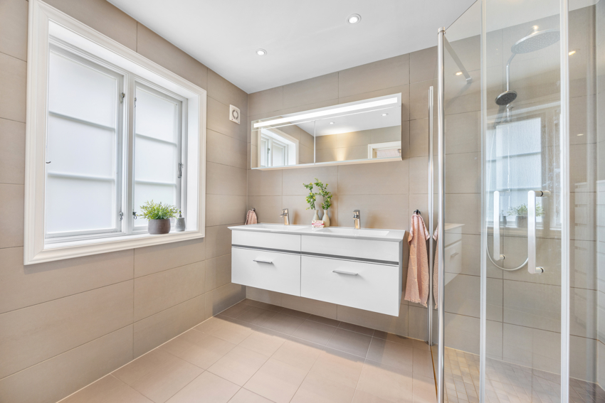 Med adkomst fra entreen finner du et av boligens to bad