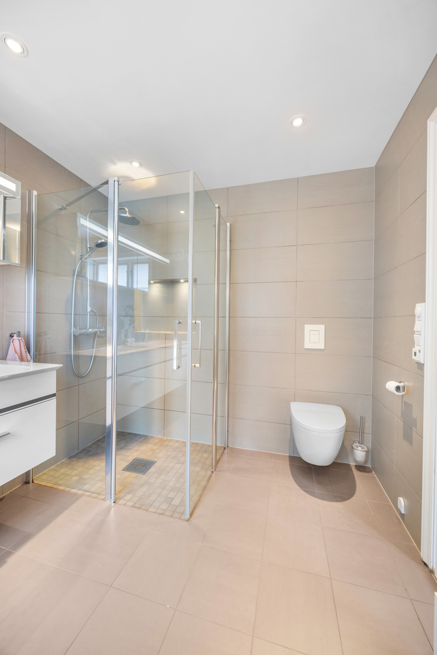 Moderne og tidsriktig. Flislagt med varmekabler