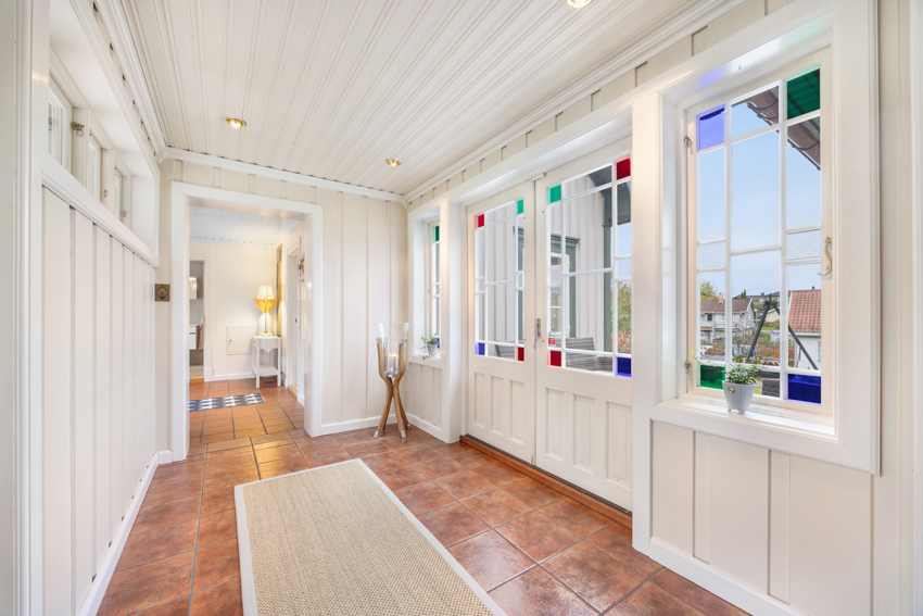 Mellomgang med utgang til en av de fine uteplassene