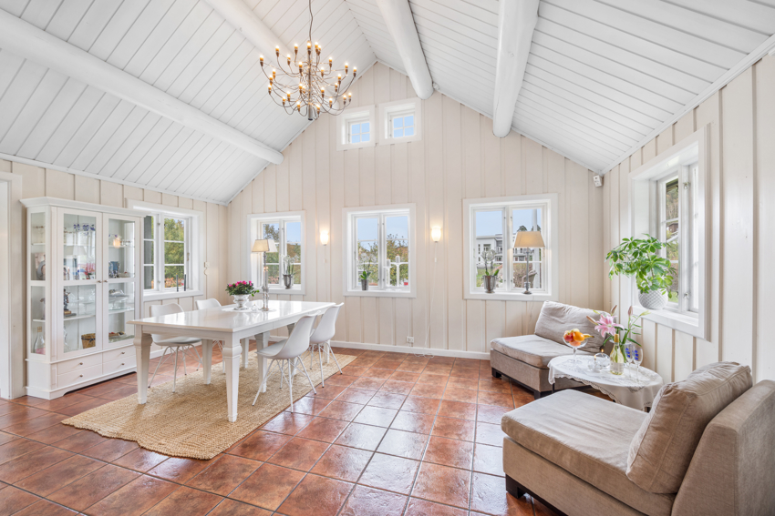 Den gode takhøyden og de mange vinduene gir svært god romfølelse og godt lys inn i rommet